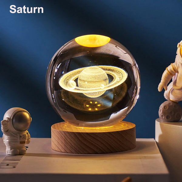 3D LED Kristallkugel – Sonnensystem & Astronaut Design, 6 cm Glaskugel Deko für Zuhause