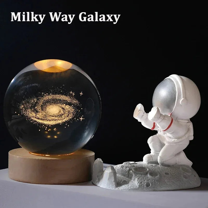 3D LED Kristallkugel – Sonnensystem & Astronaut Design, 6 cm Glaskugel Deko für Zuhause