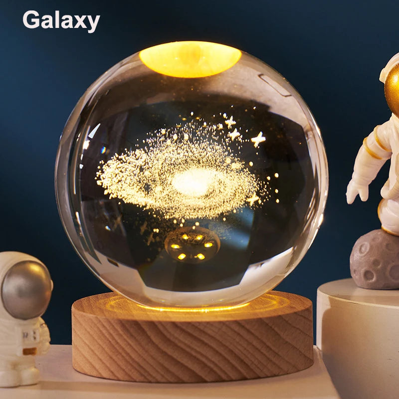 3D LED Kristallkugel – Sonnensystem & Astronaut Design, 6 cm Glaskugel Deko für Zuhause